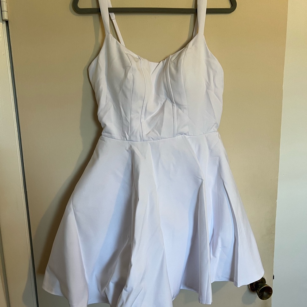 Elegant White Sleeveless Dress